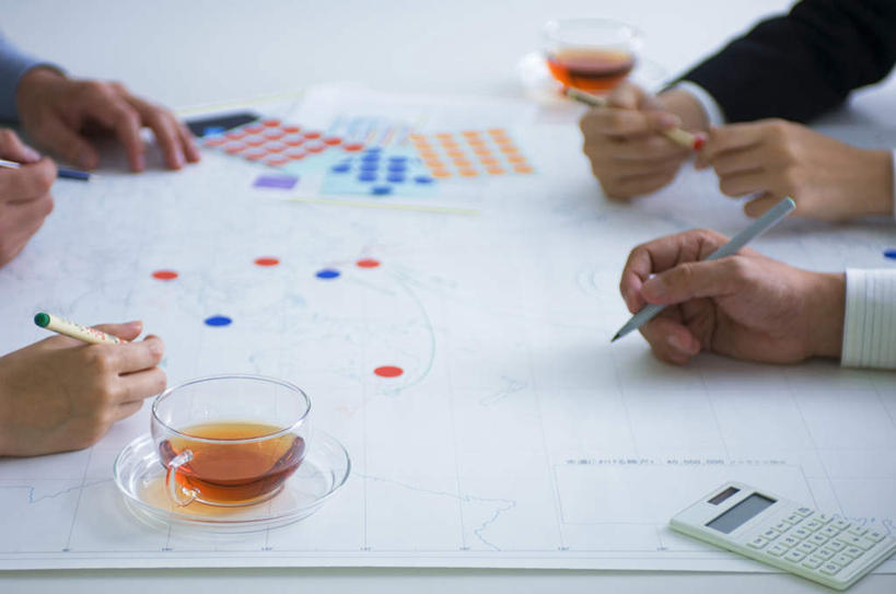 东方人,手,四个人,同事,商务人士,商务男性,商务女性,办公室,站,横图,俯视,室内,特写,白天,衬衫,成功,合作,团队,集体,信心,计算器,桌子,亚洲,双手,套装,计算,科学,笔,材料,档案,文件,圆点,办公桌,办公用品,领带,圆珠笔,拿,拿着,黄种人,队伍,文具,红色,蓝色,学习用品,资料,站着,手部,理财,财务,文具用品,领导,成就,数学,文档,商务装,合伙,领袖,工薪阶层,男人,男性,年轻男性,年轻女性,女人,女性,亚洲人,年轻人,白领,上班族,站立,半身,彩图,高角度拍摄,衬衣