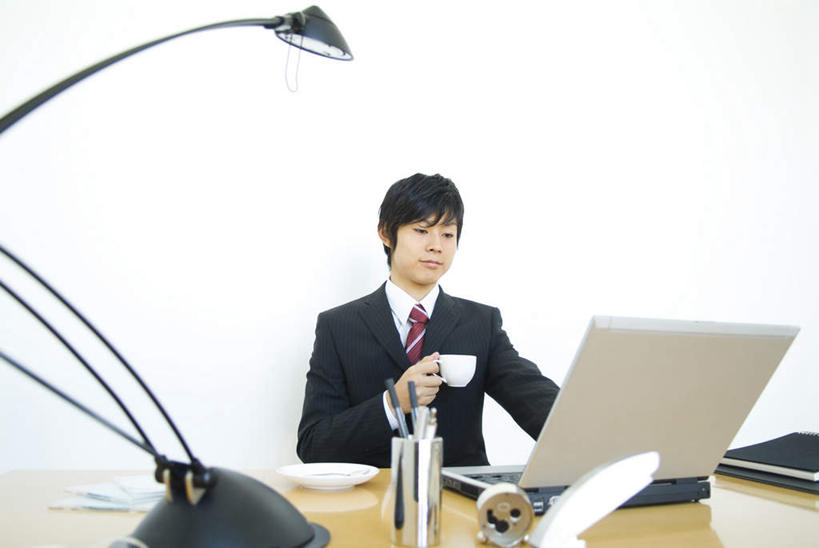 东方人,一个人,商务人士,商务男性,办公室,坐,横图,室内,白天,正面,衬衫,电脑,笔记本电脑,桌子,杯子,亚洲,仅一个男性,仅一个人,套装,网络,瓷器,办公桌,咖啡杯,领带,陶瓷制品,拿,拿着,注视,黄种人,通讯设备,仅一个年轻男性,观察,看,观看,察看,无线,关注,瓷杯,通信设备,商务装,无线网络,无线上网,便携式电脑,工薪阶层,手提电脑,年轻男性,亚洲人,年轻人,白领,上班族,坐着,半身,彩图,衬衣