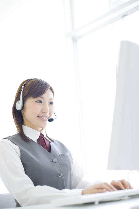 东方人,一个人,商务人士,商务女性,办公室,坐,笑,微笑,露齿笑,竖图,室内,白天,仰视,衬衫,快乐,满意,幸福,显示器,窗户,亚洲,仅一个年轻女性,仅一个女性,仅一个人,套装,屏幕,音响,音乐,注视,黄种人,娱乐,显示屏,玻璃窗,黑色,耳机,观察,看,享受,休闲,放松,观看,察看,舒适,享乐,关注,商务装,工薪阶层,输出设备,年轻女性,亚洲人,年轻人,长发,白领,上班族,坐着,半身,彩图,低角度拍摄,衬衣