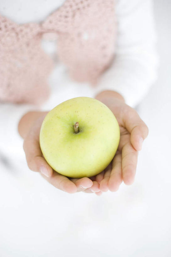 东方人,手,一个人,捧,竖图,俯视,室内,特写,白天,苹果,水果,亚洲,双手,仅一个年轻女性,仅一个女性,仅一个人,服装,朦胧,模糊,新鲜,生食,食品,果实,休闲装,黄种人,食物,一个,衣服,休闲,手部,休闲服,服饰,有机食品,绿色食品,单个,年轻女性,女人,女性,亚洲人,端,端着,捧着,手捧,半身,彩图,高角度拍摄