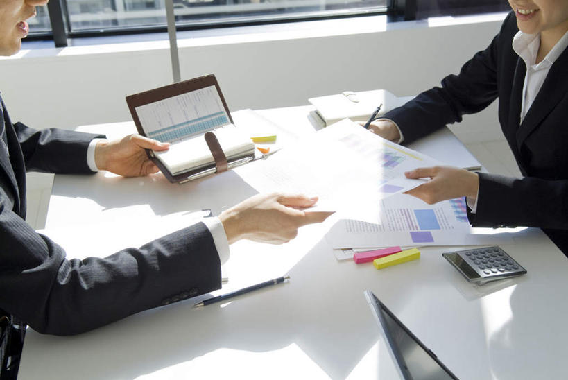 东方人,两个人,同事,商务人士,商务男性,商务女性,办公室,坐,横图,俯视,室内,白天,衬衫,成功,合作,团队,集体,信心,亚洲,套装,笔,办公用品,记事本,领带,圆珠笔,拿,拿着,黄种人,队伍,相视,文具,本子,笔记本,学习用品,面对面,对视,文具用品,领导,成就,相对,商务装,合伙,领袖,工薪阶层,相看,男人,男性,年轻男性,年轻女性,女人,女性,亚洲人,年轻人,白领,上班族,坐着,半身,彩图,高角度拍摄,衬衣