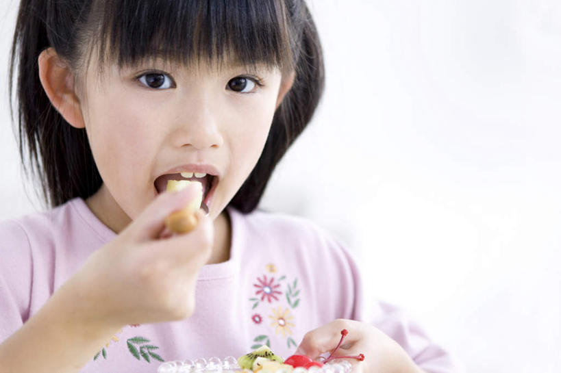 点心,东方人,儿童,脸,头,脸颊,一个人,坐,横图,室内,特写,白天,白色背景,正面,下午茶,纯洁,亚洲,仅一个女性,仅一个人,服装,食品,拿,拿着,注视,休闲装,黄种人,食物,糕点,小孩,衣服,黑色,观察,看,仅一个小孩,休闲,休闲服,可爱,童年,童趣,摄影,服饰,影棚,观看,察看,关注,童真,烂漫,无邪,天真,女孩,女人,女性,亚洲人,孩子,头部,长发,脸部,脸蛋,面部,坐着,半身,彩图,影棚拍摄,拍摄,蛋糕,女生