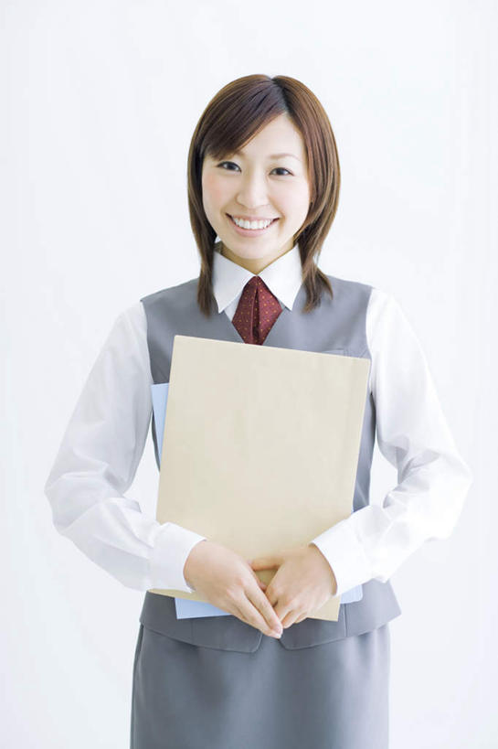 东方人,一个人,商务人士,商务女性,站,抱,笑,微笑,露齿笑,竖图,室内,白天,白色背景,正面,衬衫,亚洲,仅一个年轻女性,仅一个女性,仅一个人,套装,材料,档案,文件,注视,黄种人,黑色,资料,观察,看,站着,摄影,影棚,抱着,观看,察看,搂着,关注,文档,商务装,工薪阶层,年轻女性,亚洲人,年轻人,白领,上班族,搂,搂抱,站立,半身,彩图,影棚拍摄,衬衣,拍摄,短发