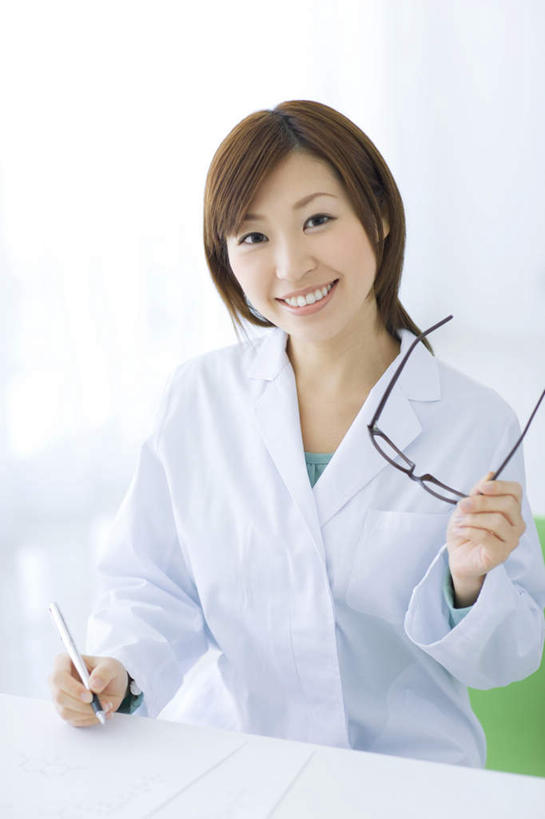 东方人,一个人,医生,坐,竖图,室内,白天,正面,工作服,制服,桌子,亚洲,仅一个年轻女性,仅一个女性,仅一个人,服装,眼镜,办公桌,拿,拿着,注视,黄种人,衣服,观察,看,医护人员,医疗人员,服饰,观看,察看,衣着,白大褂,穿着,关注,近视眼镜,工作制服,衣饰,年轻女性,女人,女性,亚洲人,大夫,坐着,半身,彩图,工作套服