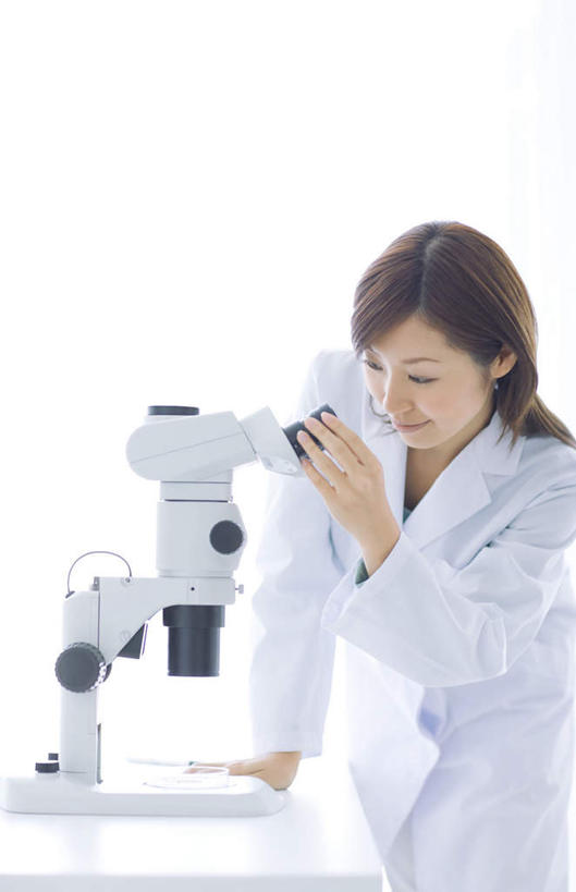 东方人,一个人,科学家,站,竖图,俯视,室内,白天,工作服,制服,实验,仪器,亚洲,仅一个年轻女性,仅一个女性,仅一个人,检查,研究,反射,分析,科学,显微镜,实验室,研究室,注视,黄种人,黑色,观察,看,站着,清晰,探索,放大,观看,仔细,透镜,科研,察看,凸透镜,聚焦,关注,化验,检验,研究所,科学研究者,化验室,检验室,光学,清楚,工作制服,年轻女性,女人,女性,亚洲人,长发,科学工作者,站立,半身,彩图,高角度拍摄,工作套服