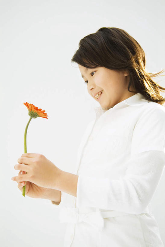 东方人,一个人,站,竖图,室内,白天,仰视,植物,亚洲,仅一个年轻女性,仅一个女性,仅一个人,服装,盛开,非洲菊,拿,拿着,注视,休闲装,黄种人,花,花瓣,花朵,花卉,鲜花,一朵,衣服,黑色,花蕊,观察,看,站着,休闲,休闲服,橙色,菊花,服饰,观看,察看,关注,扶郎花,灯盏花,千日菊,年轻女性,女人,女性,亚洲人,长发,站立,半身,彩图,低角度拍摄