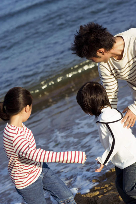 东方人,儿童,三个人,家庭,父亲,女儿,站,竖图,俯视,室外,白天,仰视,游戏,纯洁,海浪,海洋,亚洲,服装,浪花,玩,注视,休闲装,黄种人,娱乐,小孩,衣服,海水,观察,看,站着,休闲,温暖,温馨,父女,一家人,休闲服,父爱,可爱,童年,童趣,服饰,观看,活动,和睦,察看,发泄,关注,消遣,智力,海景,童真,烂漫,无邪,宣泄,天真,男人,男性,年轻男性,女孩,亚洲人,孩子,年轻人,大海,风浪,海,海水的波动,近岸浪,涌浪,玩耍,嬉戏,站立,半身,彩图,低角度拍摄,高角度拍摄,融洽,女生