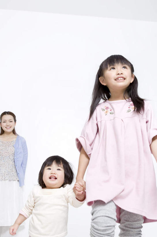 东方人,儿童,三个人,家庭,母亲,女儿,站,握手,竖图,室内,白天,仰视,纯洁,亚洲,服装,注视,休闲装,黄种人,小孩,衣服,粉色,蓝色,观察,看,站着,休闲,温暖,温馨,母女,一家人,休闲服,可爱,母爱,童年,童趣,服饰,观看,和睦,察看,关注,童真,烂漫,无邪,天真,年轻女性,女孩,女人,女性,亚洲人,孩子,年轻人,搀手,拉手,手拉手,手握手,站立,半身,彩图,低角度拍摄,融洽,女生