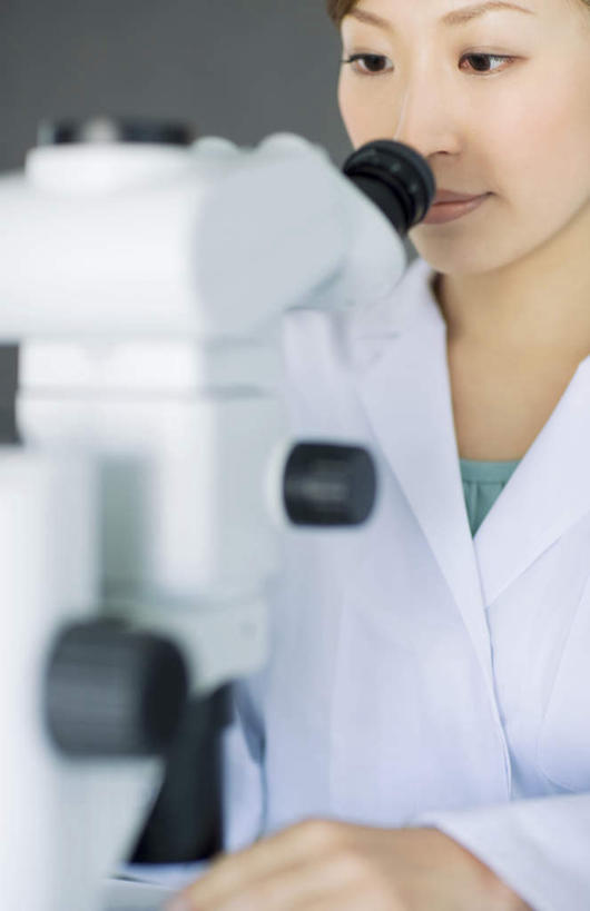 东方人,一个人,科学家,站,竖图,室内,白天,正面,工作服,制服,实验,仪器,亚洲,仅一个年轻女性,仅一个女性,仅一个人,检查,朦胧,模糊,研究,反射,分析,科学,显微镜,实验室,研究室,注视,黄种人,黑色,观察,看,站着,清晰,探索,放大,观看,仔细,透镜,科研,察看,凸透镜,聚焦,关注,化验,检验,研究所,科学研究者,化验室,检验室,光学,清楚,工作制服,年轻女性,女人,女性,亚洲人,长发,科学工作者,站立,半身,彩图,工作套服