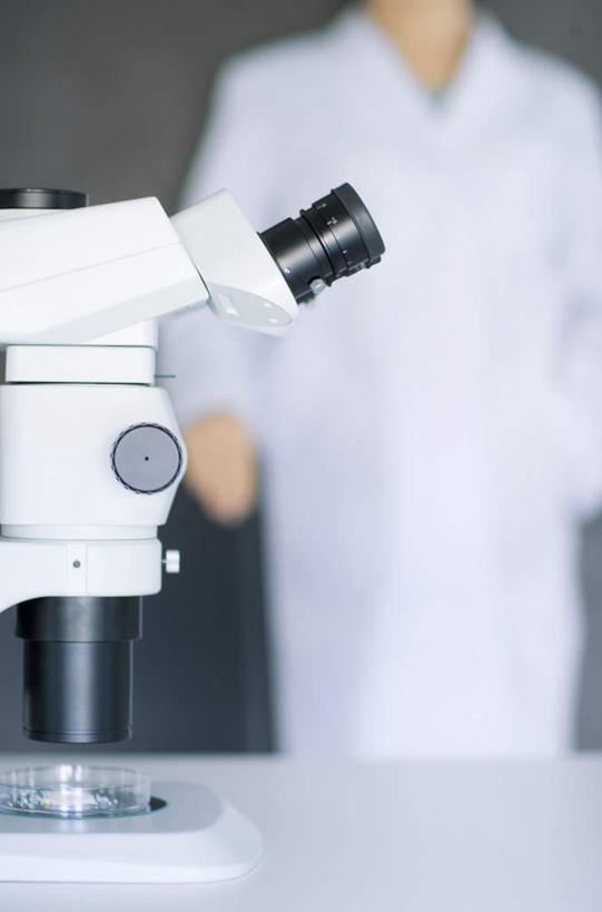 东方人,一个人,科学家,站,竖图,室内,白天,正面,工作服,制服,实验,仪器,亚洲,仅一个年轻女性,仅一个女性,仅一个人,检查,朦胧,模糊,研究,反射,分析,科学,显微镜,实验室,研究室,注视,黄种人,黑色,观察,看,站着,清晰,探索,放大,观看,仔细,透镜,科研,察看,凸透镜,聚焦,关注,化验,检验,研究所,科学研究者,化验室,检验室,光学,清楚,工作制服,年轻女性,女人,女性,亚洲人,长发,科学工作者,站立,半身,彩图,工作套服