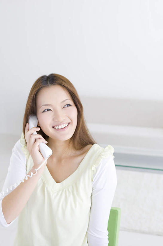 东方人,一个人,站,打电话,竖图,室内,白天,正面,电话,手机,亚洲,仅一个年轻女性,仅一个女性,仅一个人,服装,拿,拿着,注视,休闲装,黄种人,通讯设备,衣服,黑色,观察,看,站着,休闲,休闲服,服饰,观看,察看,关注,交流,年轻女性,女人,女性,亚洲人,长发,沟通,通话,站立,半身,彩图