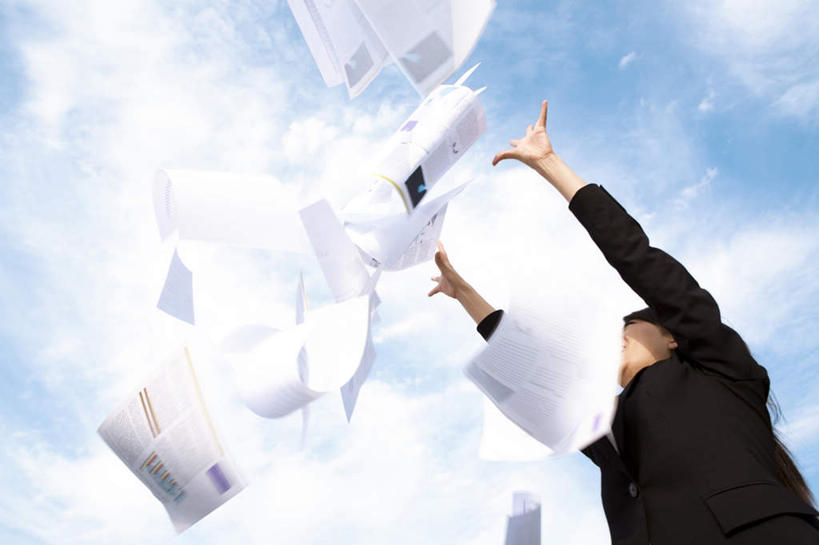 东方人,一个人,商务人士,商务女性,站,举,横图,室外,白天,仰视,太阳,亚洲,仅一个年轻女性,仅一个女性,仅一个人,阴影,套装,散落,光线,材料,档案,文件,影子,云,云朵,云彩,注视,黄种人,蓝色,白云,蓝天,天空,阳光,资料,天,观察,看,托,站着,晴朗,观看,察看,关注,文档,商务装,工薪阶层,年轻女性,女人,女性,亚洲人,白领,上班族,晴空,举起,举手,举着,向上举,向上伸,向上托,站立,半身,彩图,低角度拍摄