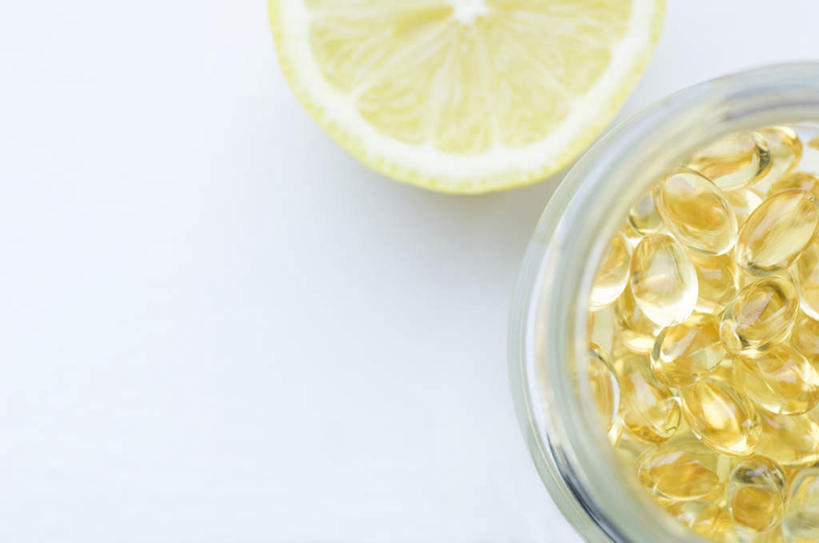 无人,横图,俯视,室内,特写,白天,白色背景,安全,桌面,桌子,柠檬,静物,切开,药剂,防护,半个,胶囊,玻璃制品,一个,黄色,玻璃瓶,瓶子,药品,切,一半,治疗,摄影,影棚,单个,保护,药物,医疗,保险,预防,剖面,切面,平安,益母果,柠果,彩图,高角度拍摄,影棚拍摄,拍摄