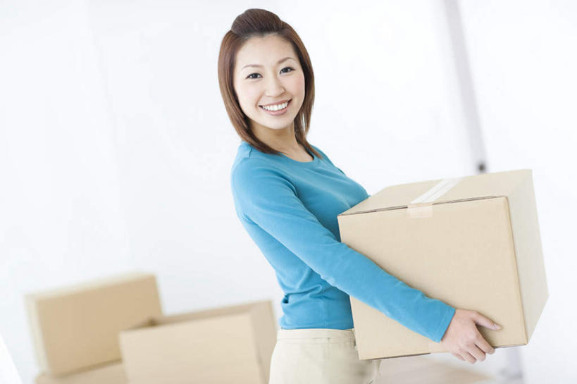 东方人,一个人,站,捧,横图,室内,白天,侧面,亚洲,仅一个年轻女性,仅一个女性,仅一个人,服装,包装,纸箱,注视,休闲装,黄种人,衣服,蓝色,黑色,容器,箱子,观察,看,站着,休闲,休闲服,服饰,观看,察看,关注,纸板箱,包装箱,年轻女性,女人,女性,亚洲人,长发,端,端着,捧着,手捧,站立,半身,彩图