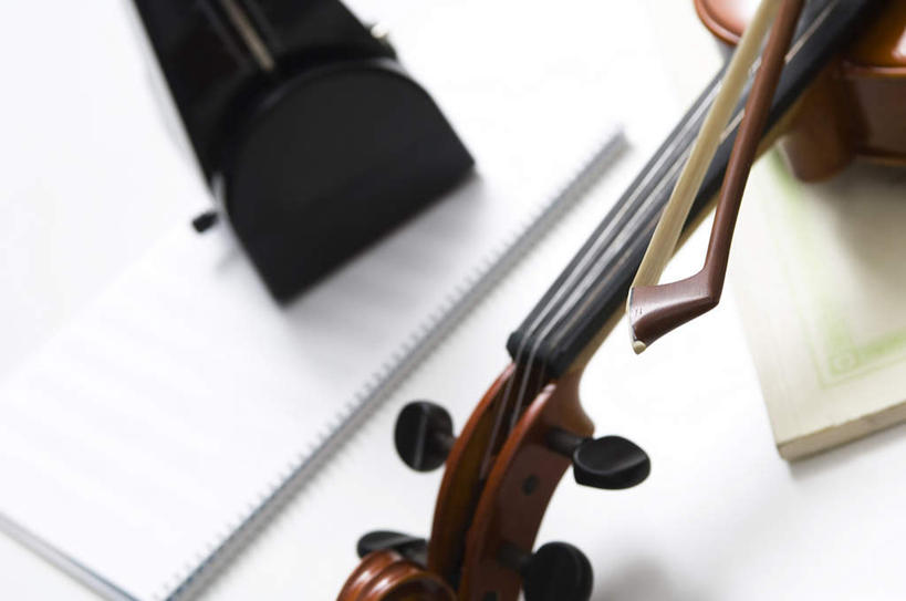 无人,横图,俯视,室内,特写,白天,白色背景,静物,书籍,一把,乐谱,乐器,五线谱,弦乐器,小提琴,音乐,摄影,影棚,节拍,弓拉弦乐器,弓拉弦鸣乐器,音符,符头,符干,符尾,乐章,彩图,高角度拍摄,影棚拍摄,拍摄