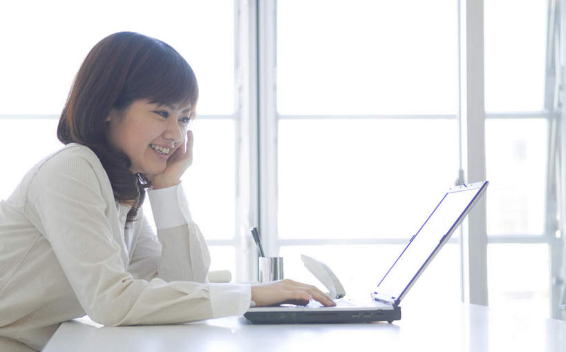 东方人,一个人,商务人士,商务女性,办公室,坐,笑,微笑,露齿笑,横图,室内,白天,侧面,衬衫,电脑,笔记本电脑,窗户,桌子,亚洲,仅一个年轻女性,仅一个女性,仅一个人,撑,敲打,套装,网络,办公桌,托腮,注视,黄种人,输入,通讯设备,玻璃窗,黑色,打字,观察,看,托,观看,点击,敲击,察看,无线,关注,托下巴,通信设备,商务装,无线网络,无线上网,便携式电脑,工薪阶层,按键,手提电脑,年轻女性,亚洲人,年轻人,长发,白领,上班族,坐着,半身,彩图,衬衣