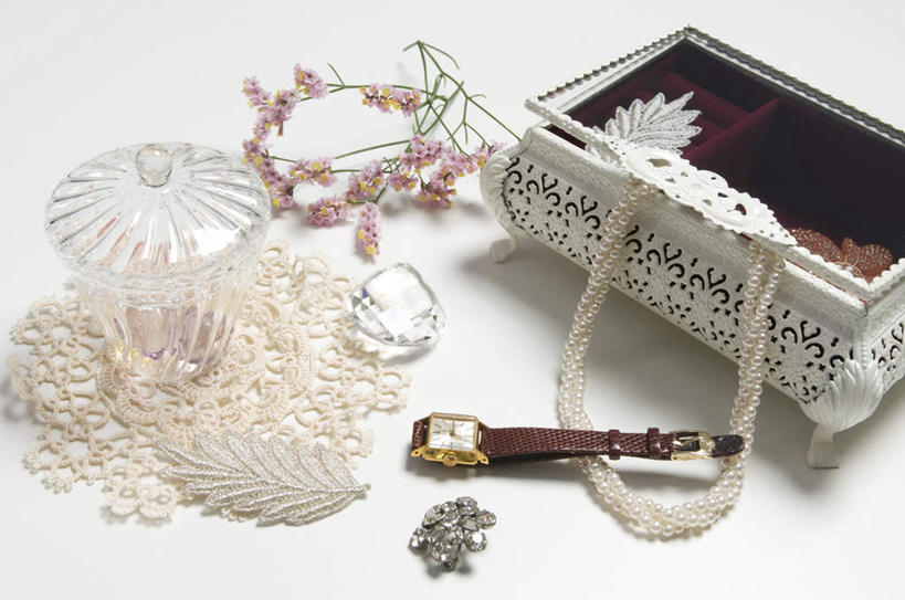 无人,横图,俯视,室内,特写,白天,白色背景,桌面,桌子,静物,一块,装饰,盛开,时间,木制,木盒,时钟,手表,计时,花蕾,玻璃制品,花,花瓣,花朵,鲜花,粉色,玻璃瓶,木制品,瓶子,容器,钟表,花苞,花蕊,表,摄影,流苏,影棚,储藏,华丽,修饰,腕表,点缀,储存,衬托,美观,雅致,雅观,钟,彩图,高角度拍摄,影棚拍摄,拍摄,贮存