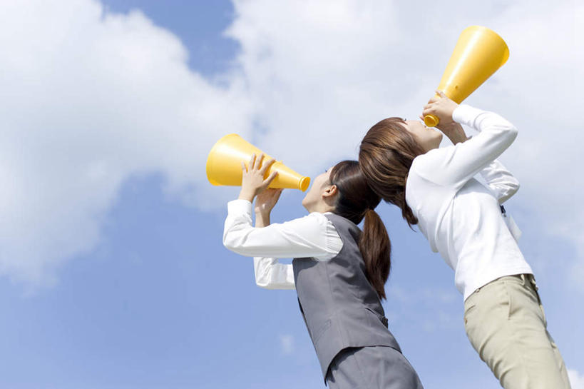 东方人,两个人,同事,商务人士,商务女性,站,横图,室外,白天,仰视,工作服,制服,成功,合作,团队,集体,信心,亚洲,阴影,套装,光线,影子,云,云朵,拿,云彩,大喊,拿着,注视,黄种人,喇叭,队伍,黄色,蓝色,黑色,白云,蓝天,天空,阳光,话筒,天,观察,看,站着,喊,观看,察看,领导,喊叫,成就,关注,传声筒,商务装,合伙,领袖,工薪阶层,工作制服,年轻女性,女人,女性,亚洲人,长发,白领,上班族,站立,半身,彩图,低角度拍摄,工作套服