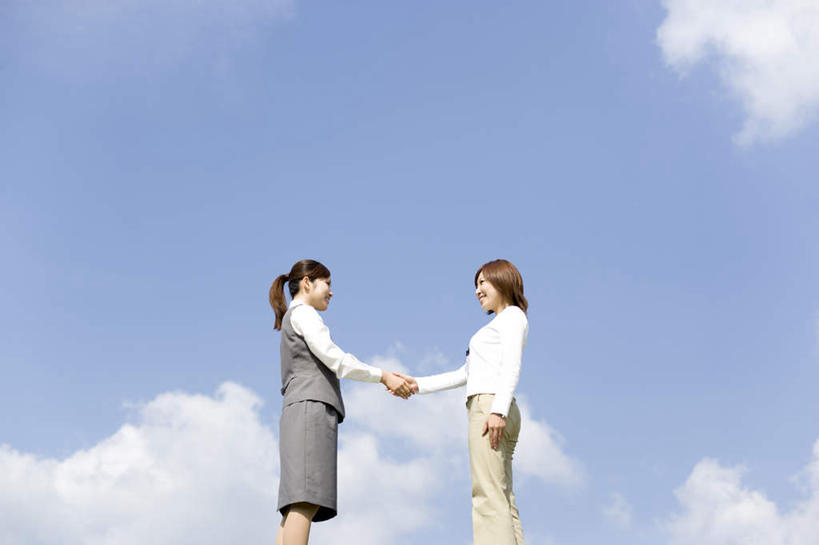 东方人,两个人,同事,商务人士,商务女性,站,握手,横图,室外,白天,仰视,工作服,制服,成功,合作,团队,集体,信心,亚洲,阴影,套装,光线,影子,云,云朵,云彩,注视,黄种人,队伍,相视,蓝色,黑色,白云,蓝天,天空,阳光,天,观察,看,站着,面对面,观看,对视,察看,领导,成就,关注,相对,商务装,合伙,领袖,工薪阶层,相看,工作制服,年轻女性,女人,女性,亚洲人,长发,白领,上班族,搀手,拉手,手拉手,手握手,站立,半身,彩图,低角度拍摄,工作套服
