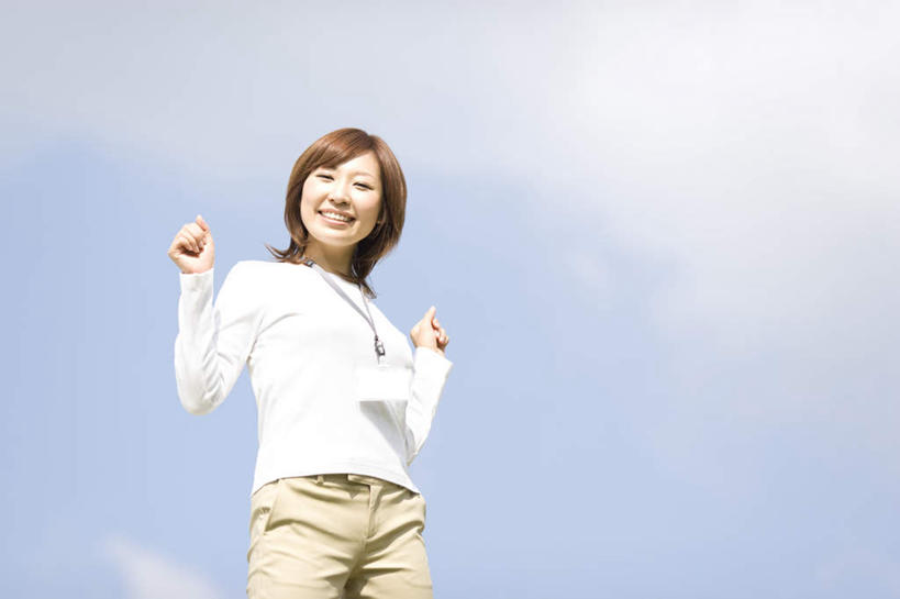 东方人,一个人,站,笑,微笑,露齿笑,横图,室外,白天,仰视,亚洲,仅一个年轻女性,仅一个女性,仅一个人,阴影,服装,光线,影子,云,云朵,云彩,注视,休闲装,黄种人,衣服,蓝色,白色,黑色,白云,蓝天,天空,阳光,天,观察,看,站着,休闲,休闲服,服饰,晴朗,观看,察看,关注,年轻女性,女人,女性,亚洲人,长发,晴空,站立,半身,彩图,低角度拍摄