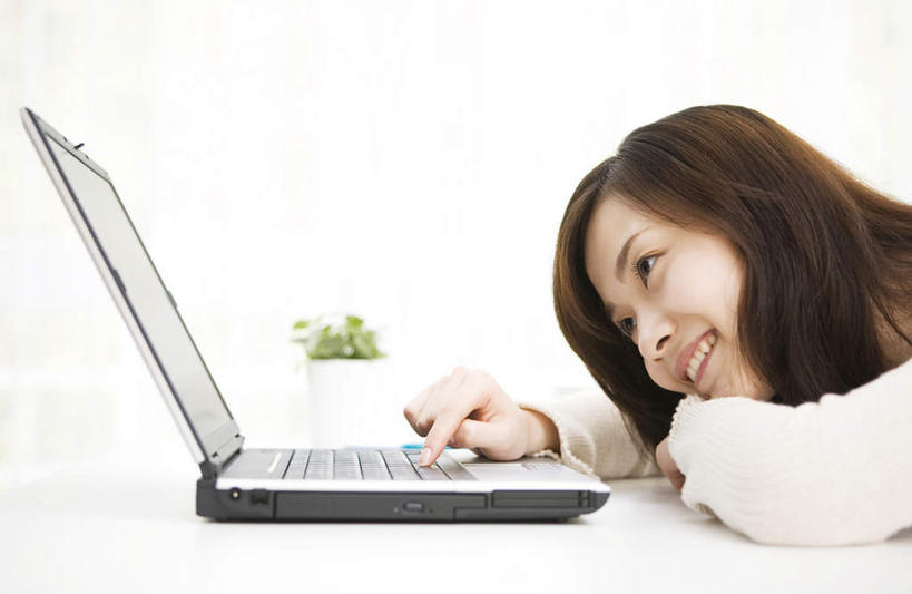 东方人,一个人,坐,笑,微笑,露齿笑,横图,室内,白天,侧面,电脑,笔记本电脑,餐桌,桌子,亚洲,仅一个年轻女性,仅一个女性,仅一个人,指,服装,网络,注视,休闲装,黄种人,方向,通讯设备,衣服,白色,观察,看,手势,休闲,休闲服,服饰,餐台,观看,察看,无线,指向,食指,关注,通信设备,无线网络,无线上网,便携式电脑,手提电脑,年轻女性,女人,女性,亚洲人,坐着,半身,彩图