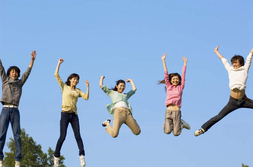 东方人,伙伴,朋友,跳,举,横图,室外,白天,仰视,友谊,植物,亚洲,阴影,服装,光线,影子,许多人,半空,休闲装,黄种人,树,树木,衣服,粉色,蓝色,绿色,白色,灰色,蓝天,天空,阳光,自然,天,托,一群人,休闲,休闲服,服饰,生长,成长,友情,男人,男性,年轻男性,年轻女性,女人,女性,亚洲人,举起,举手,举着,跳跃,向上举,向上伸,向上托,半身,彩图,低角度拍摄