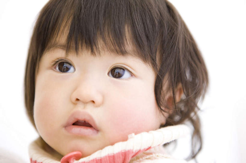 东方人,婴儿,儿童,脸,头,脸颊,一个人,站,笑,微笑,露齿笑,横图,室内,特写,白天,白色背景,正面,毛衣,纯洁,亚洲,仅一个人,服装,朦胧,模糊,注视,休闲装,黄种人,小孩,衣服,黑色,观察,看,站着,休闲,休闲服,可爱,摄影,服饰,活泼,影棚,观看,察看,关注,宝宝,纯真,烂漫,无邪,伶俐,天真,亚洲人,孩子,头部,脸部,脸蛋,面部,抬头,仰头,站立,半身,彩图,影棚拍摄,绒衣,套衫,套头毛衣,线衣,拍摄,短发