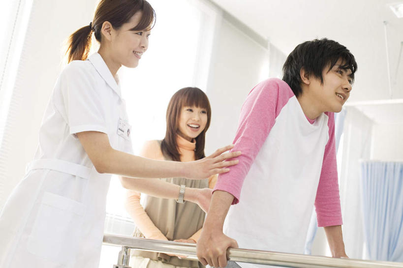 东方人,三个人,护士,医院,栏杆,站,横图,室内,白天,仰视,工作服,制服,亚洲,握,扶手,工具,注视,黄种人,护栏,扶,复健,观察,看,站着,康复,器械,握着,观看,察看,医疗设备,扶着,白衣天使,关注,医疗器械,医疗工具,医疗机构,辅助设备,工作制服,男人,男性,年轻男性,年轻女性,女人,女性,亚洲人,站立,半身,彩图,低角度拍摄,工作套服,病院,诊所