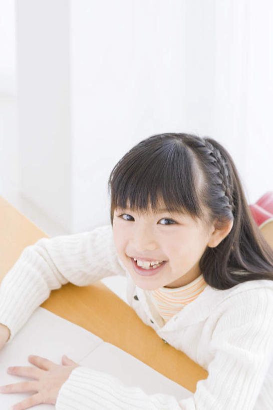 东方人,儿童,一个人,坐,笑,微笑,露齿笑,竖图,俯视,室内,白天,纯洁,桌子,亚洲,仅一个女性,仅一个人,服装,记事本,注视,休闲装,黄种人,书桌,小孩,衣服,黑色,本子,笔记本,课桌,观察,看,仅一个小孩,休闲,休闲服,可爱,童年,童趣,服饰,观看,察看,关注,童真,烂漫,无邪,天真,女孩,女人,女性,亚洲人,孩子,长发,坐着,半身,彩图,高角度拍摄,女生