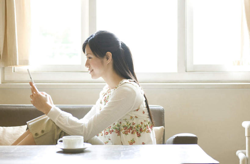 东方人,一个人,客厅,坐,笑,打电话,微笑,横图,室内,白天,侧面,窗户,靠垫,沙发,桌子,杯子,电话,手机,亚洲,仅一个年轻女性,仅一个女性,仅一个人,握,服装,瓷器,碟子,墙,咖啡杯,靠枕,陶瓷制品,拿,拿着,注视,休闲装,黄种人,通讯设备,玻璃窗,墙壁,墙面,两个,一个,衣服,白色,灰色,抱枕,枕头,观察,看,休闲,休闲服,握着,服饰,单个,观看,察看,起居室,关注,瓷杯,布艺沙发,客堂,交流,年轻女性,女人,女性,亚洲人,沟通,通话,坐着,半身,彩图