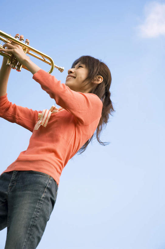 东方人,一个人,站,笑,微笑,露齿笑,竖图,室外,白天,仰视,亚洲,仅一个年轻女性,仅一个女性,仅一个人,握,服装,云,云朵,乐器,铜管乐器,小号,拿,云彩,拿着,注视,休闲装,黄种人,衣服,蓝色,白云,蓝天,天空,天,观察,看,站着,休闲,休闲服,握着,服饰,晴朗,观看,察看,关注,铜管,年轻女性,女人,女性,亚洲人,晴空,站立,半身,彩图,低角度拍摄