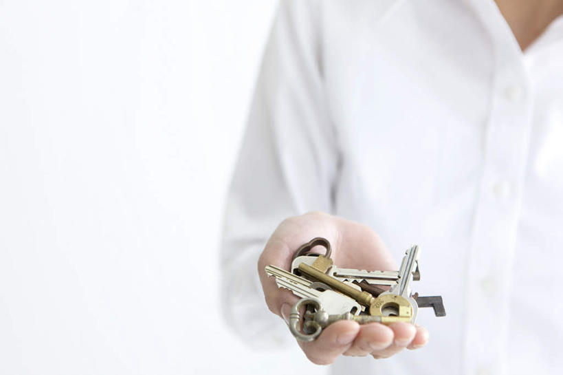 东方人,一个人,站,横图,室内,特写,白天,白色背景,正面,衬衫,安全,金属制品,亚洲,仅一个男性,仅一个人,许多,服装,金属,防护,钥匙,拿,拿着,休闲装,黄种人,仅一个年轻男性,衣服,白色,站着,休闲,休闲服,摄影,服饰,影棚,保护,开启,封闭,保险,私密,保全,周全,安稳,安定,防盗,平安,男人,男性,年轻男性,亚洲人,站立,半身,彩图,影棚拍摄,衬衣,拍摄