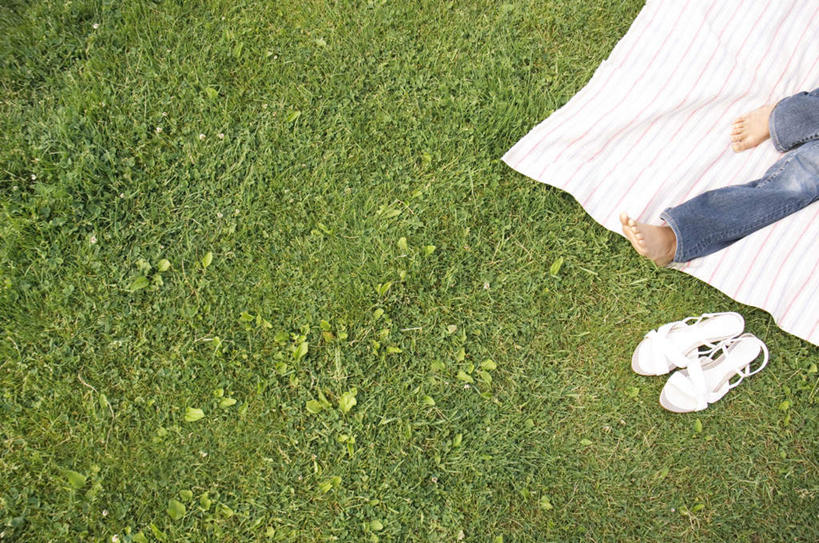 东方人,腿部,脚,脚趾,脚趾甲,腿,一个人,横图,俯视,室外,白天,凉鞋,草地,草坪,植物,亚洲,仅一个年轻女性,仅一个女性,仅一个人,服装,休闲装,黄种人,光脚,草,衣服,绿色,白色,垫子,休闲,赤脚,休闲服,服饰,年轻女性,女人,女性,亚洲人,脚指甲,半身,彩图,高角度拍摄