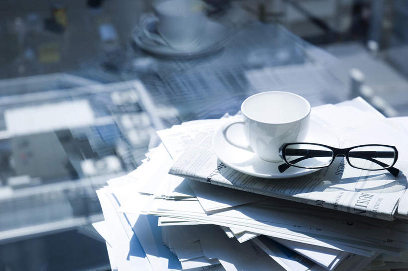 无人,横图,俯视,室内,特写,白天,桌子,静物,报纸,杯子,许多,阴影,光线,信息,英文,标志,瓷器,碟子,文字,眼镜,影子,字符,字母,办公桌,咖啡杯,陶瓷制品,标识,两个,白色,黑色,英文字母,新闻,瓷杯,近视眼镜,彩图,高角度拍摄,报刊