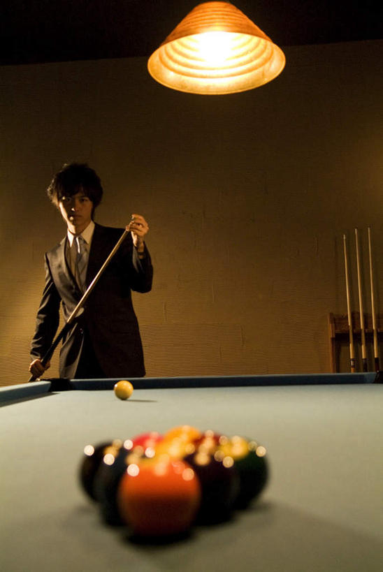 东方人,一个人,商务人士,商务男性,站,竖图,室内,夜晚,正面,衬衫,台球,照明,亚洲,仅一个男性,仅一个人,许多,擦,撞球,套装,球杆,灯光,拿,拿着,注视,黄种人,运动器械,吊灯,彩球,灯,仅一个年轻男性,黄色,红色,绿色,黑色,灯具,观察,看,站着,橙色,健身器械,擦拭,观看,照亮,察看,台球桌,照明设备,关注,商务装,健身器材,斯诺克,工薪阶层,桌球室,斯诺克球,斯诺克台球,桌球,男人,男性,年轻男性,亚洲人,白领,上班族,站立,半身,彩图,衬衣,运动器材