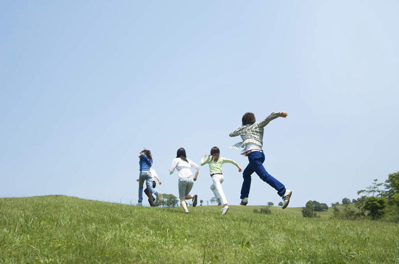 东方人,伙伴,朋友,跑,横图,室外,白天,仰视,游戏,友谊,草地,草坪,植物,亚洲,五个人,服装,许多人,玩,休闲装,黄种人,娱乐,草,树,树木,衣服,蓝色,绿色,蓝天,天空,自然,天,一群人,休闲,休闲服,服饰,生长,成长,活动,发泄,消遣,智力,宣泄,友情,男人,男性,年轻男性,年轻女性,女人,女性,亚洲人,跑步,玩耍,嬉戏,彩图,低角度拍摄,全身