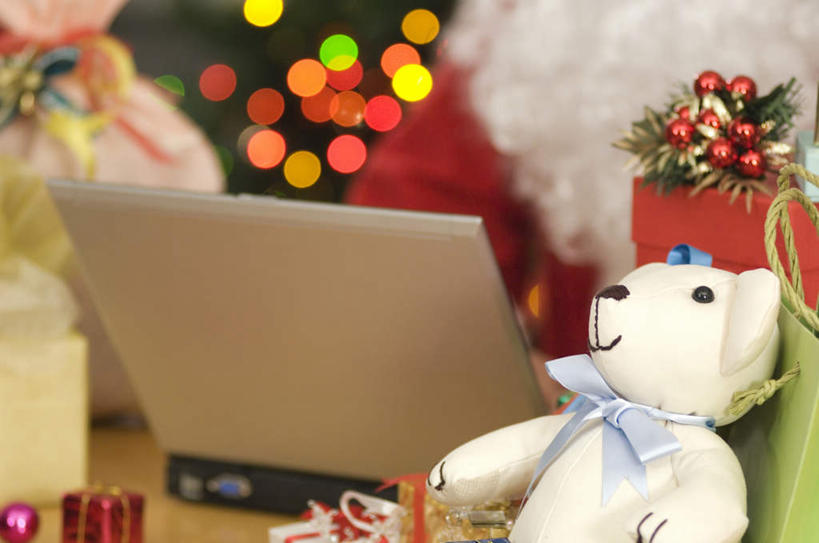 无人,横图,俯视,室内,特写,白天,游戏,电脑,笔记本电脑,礼盒,礼物,玩具,圣诞节,许多,节日,朦胧,模糊,庆祝,装饰,网络,纸盒,灯光,圣诞树,玩,文化,娱乐,通讯设备,盒子,一个,黄色,红色,白色,包装盒,礼品盒,庆典,休闲,益智,礼品,单个,活动,纪念,华丽,修饰,一台,点缀,无线,发泄,消遣,智力,通信设备,无线网络,无线上网,便携式电脑,宣泄,衬托,美观,雅致,雅观,手提电脑,玩耍,嬉戏,彩图,高角度拍摄