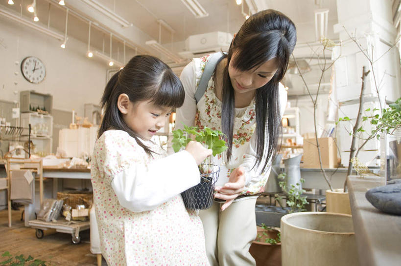 东方人,儿童,一个人,母亲,儿子,商店,站,横图,室内,白天,正面,购物,纯洁,消费,植物,餐具,蜡烛,照明,亚洲,仅一个女性,仅一个人,许多,弯腰,悬挂,服装,装饰,时间,盆栽,时钟,灯光,盆景,拿,计时,拿着,注视,休闲装,黄种人,吊灯,灯,一个,小孩,衣服,绿色,白色,自然,灯具,钟表,观察,看,站着,仅一个小孩,休闲,母子,休闲服,表,可爱,母爱,童年,童趣,金融,百货,服饰,生长,单个,成长,观看,华丽,修饰,照亮,点缀,察看,照明设备,关注,选购,贸易,童真,烂漫,无邪,弯身,衬托,美观,雅致,雅观,血拼,天真,年轻女性,女孩,女人,女性,亚洲人,孩子,进餐用具,烹调用具,钟,站立,半身,彩图,店铺,杂货店,杂货铺,女生