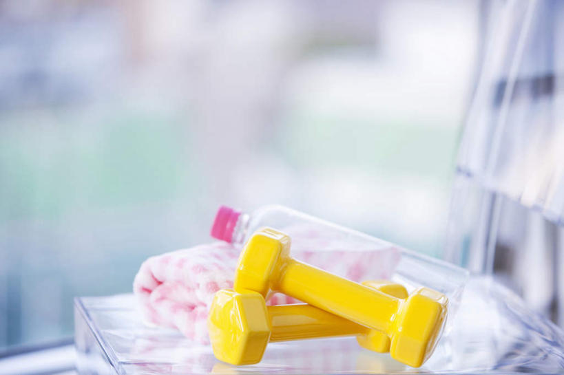 无人,横图,俯视,室内,特写,白天,水,静物,哑铃,一块,朦胧,模糊,纺织物,饮用水,运动器械,两个,粉色,黄色,瓶子,塑料制品,毛巾,清洁,健身器械,塑料瓶,保暖,一瓶,健身器材,透气,防水,储水,耐磨,吸水,彩图,高角度拍摄,运动器材