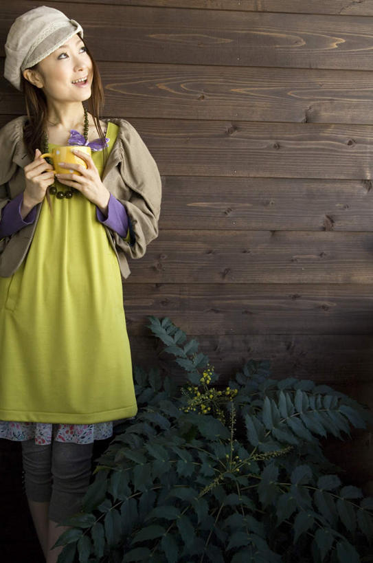 咖啡,东方人,一个人,站,捧,笑,微笑,露齿笑,竖图,室内,白天,正面,幸福,杯子,帽子,叶子,亚洲,仅一个年轻女性,仅一个女性,仅一个人,许多,戴,服装,木制,瓷器,墙,绿叶,咖啡杯,陶瓷制品,一杯,注视,休闲装,黄种人,娱乐,墙壁,墙面,饮料,衣服,黄色,木制品,观察,看,站着,享受,休闲,温馨,休闲服,嫩叶,放松,乐趣,服饰,观看,戴着,察看,提神,舒适,关注,瓷杯,醒脑,贝雷帽,软饮料,年轻女性,女人,女性,亚洲人,叶,叶片,端,端着,捧着,手捧,抬头,仰头,站立,半身,彩图