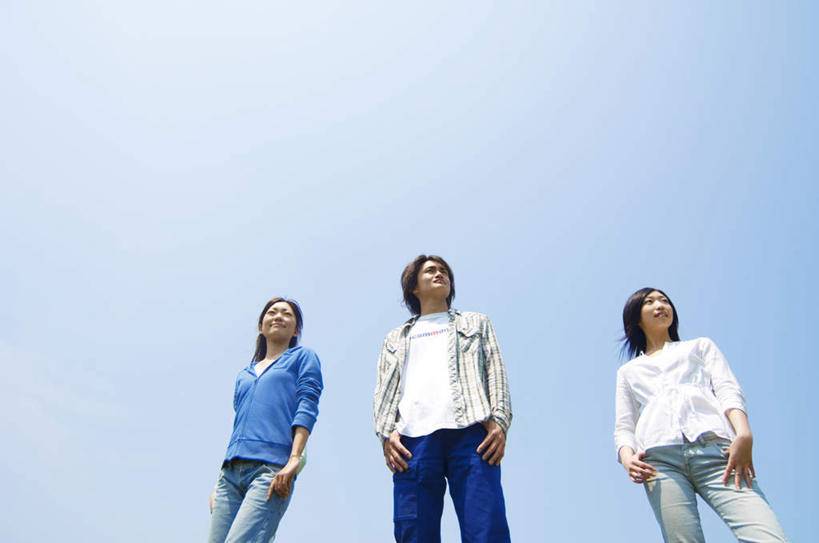 东方人,三个人,伙伴,朋友,站,笑,微笑,露齿笑,横图,室外,白天,仰视,友谊,亚洲,服装,注视,休闲装,黄种人,衣服,蓝色,蓝天,天空,天,观察,看,站着,休闲,休闲服,服饰,晴朗,观看,察看,关注,万里无云,双手抄兜,双手放兜,友情,男人,男性,年轻男性,年轻女性,女人,女性,亚洲人,晴空,晴空万里,插兜,两手抄兜,两手放兜,手插兜,手放口袋,站立,半身,彩图,低角度拍摄,手抄兜