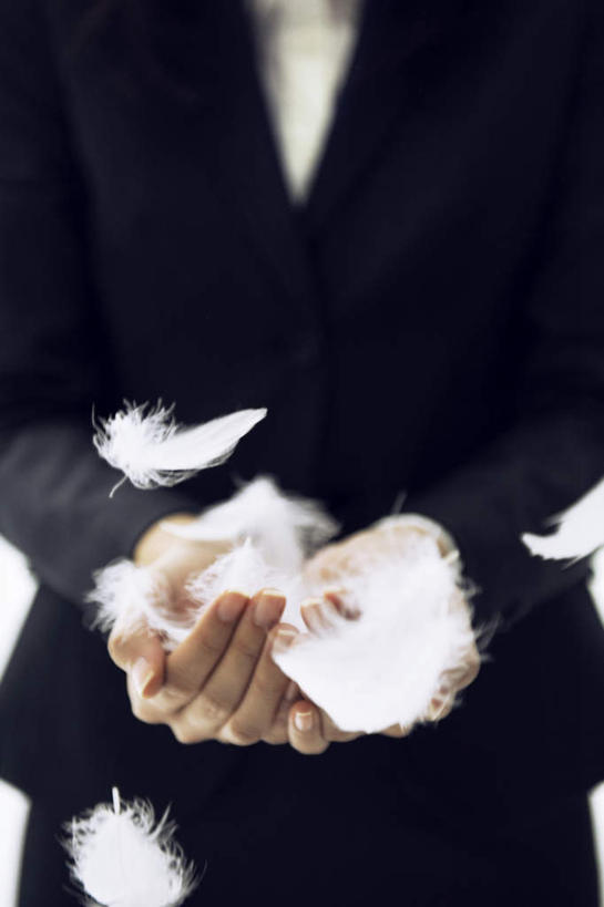 东方人,一个人,商务人士,商务女性,站,捧,竖图,俯视,室内,特写,白天,纯洁,羽毛,亚洲,仅一个年轻女性,仅一个女性,仅一个人,许多,套装,朦胧,模糊,轻盈,柔软,散落,黄种人,白色,站着,商务装,工薪阶层,烂漫,无邪,轻柔,天真,年轻女性,女人,女性,亚洲人,白领,上班族,端,端着,捧着,手捧,站立,半身,彩图,高角度拍摄