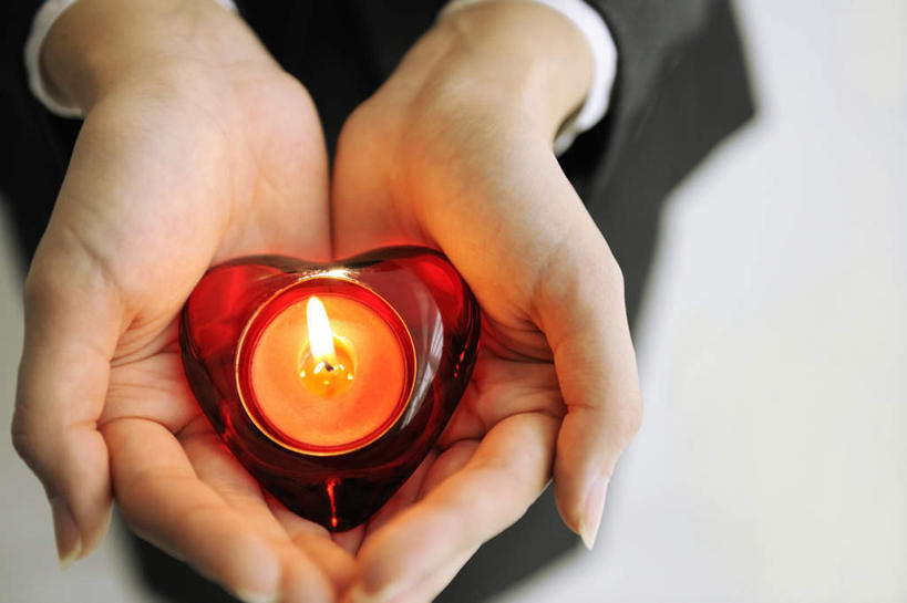 东方人,手,一个人,站,捧,横图,俯视,室内,特写,白天,爱情,蜡烛,亚洲,双手,仅一个年轻女性,仅一个女性,仅一个人,一根,服装,爱心,火焰,烛光,浪漫,燃烧,休闲装,黄种人,衣服,红色,点燃,站着,休闲,温暖,温馨,心形,手部,休闲服,恩爱,服饰,和睦,年轻女性,女人,女性,亚洲人,心型,端,端着,捧着,手捧,站立,半身,彩图,高角度拍摄,融洽