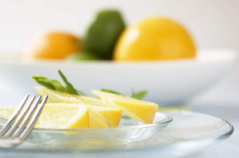 无人,横图,俯视,室内,特写,白天,柠檬,柚子,水果,一把,朦胧,模糊,新鲜,装饰,透明,碟子,叉,陶瓷,生食,食品,果实,薄荷叶,陶瓷制品,食物,两个,一个,黄色,绿色,盘子,有机食品,绿色食品,单个,华丽,修饰,点缀,衬托,美观,雅致,雅观,柚,益母果,文旦,团圆果,柠果,彩图,高角度拍摄