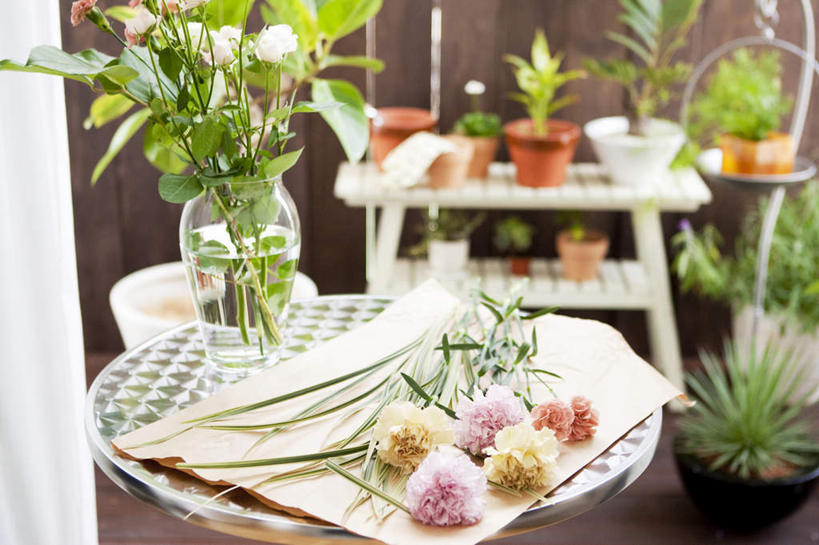 无人,横图,俯视,室外,特写,白天,水,植物,桌子,康乃馨,花瓶,叶子,花盆,许多,朦胧,模糊,装饰,盛开,透明,盆栽,纸,咖啡色,绿叶,盆景,花蕾,玻璃制品,花,花瓣,花朵,鲜花,粉色,黄色,红色,绿色,白色,自然,玻璃瓶,瓶子,花苞,花蕊,嫩叶,生长,成长,华丽,修饰,点缀,衬托,美观,雅致,雅观,麝香石竹,石竹,香石竹,叶,叶片,彩图,高角度拍摄