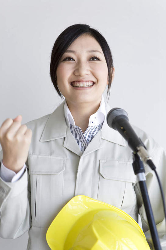 东方人,一个人,站,笑,微笑,露齿笑,竖图,室内,白天,白色背景,正面,工作服,制服,帽子,亚洲,仅一个年轻女性,仅一个女性,仅一个人,握,服装,头盔,拿,拿着,注视,黄种人,鼓励,一个,衣服,黄色,灰色,安全帽,话筒,观察,加油,看,手势,握拳,站着,打气,握着,服饰,单个,观看,察看,麦克风,衣着,穿着,关注,扩音器,鼓舞,传声器,微音器,工作制服,衣饰,年轻女性,女人,女性,亚洲人,站立,半身,彩图,工作套服