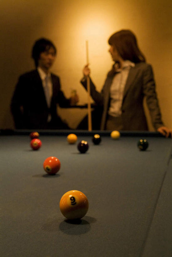 东方人,两个人,同事,商务人士,商务男性,商务女性,站,坐,竖图,室内,白天,正面,衬衫,爱情,成功,合作,团队,集体,信心,台球,水,杯子,亚洲,撑,撞球,阴影,套装,光线,球杆,影子,灯光,浪漫,拿,拿着,注视,黄种人,运动器械,队伍,玻璃制品,彩球,黄色,红色,绿色,黑色,水杯,观察,看,站着,温暖,温馨,健身器械,恩爱,恋人,观看,对视,和睦,察看,台球桌,领导,撑着,成就,关注,商务装,健身器材,合伙,领袖,斯诺克,工薪阶层,桌球室,斯诺克球,斯诺克台球,桌球,男人,男性,年轻男性,年轻女性,女人,女性,亚洲人,情侣,白领,上班族,玻璃杯,站立,坐着,半身,彩图,衬衣,伴侣,融洽,运动器材