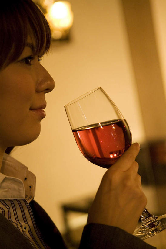 葡萄酒,东方人,一个人,商务人士,商务女性,笑,微笑,竖图,室内,特写,白天,侧面,杯子,照明,亚洲,仅一个年轻女性,仅一个女性,仅一个人,喝,套装,高脚杯,灯光,红酒杯,酒类,一杯,拿,拿着,黄种人,顶灯,玻璃制品,灯,酒,饮料,酒杯,灯具,照亮,照明设备,商务装,工薪阶层,年轻女性,女人,女性,亚洲人,白领,上班族,玻璃杯,半身,彩图