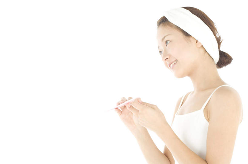 东方人,一个人,站,笑,微笑,露齿笑,横图,室内,白天,白色背景,侧面,亚洲,仅一个年轻女性,仅一个女性,仅一个人,一块,服装,背心,纺织物,拿,拿着,注视,休闲装,黄种人,衣服,白色,毛巾,观察,看,清洁,站着,一件,休闲,休闲服,摄影,服饰,影棚,观看,修理,保暖,察看,关注,指甲锉,透气,防水,储水,耐磨,吸水,年轻女性,女人,女性,亚洲人,站立,半身,彩图,影棚拍摄,拍摄