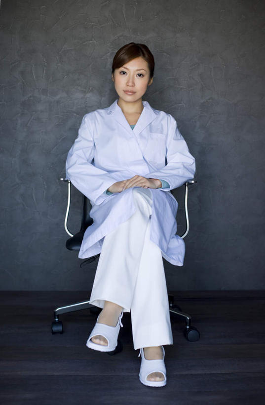 东方人,一个人,医生,坐,竖图,室内,白天,正面,工作服,制服,椅子,亚洲,双手,仅一个年轻女性,仅一个女性,仅一个人,黑色背景,服装,裤子,二郎腿,注视,黄种人,衣服,白色,黑色,会议椅,观察,看,医护人员,医疗人员,休闲服,摄影,服饰,影棚,抱膝,观看,办公椅,察看,衣着,穿着,关注,商务椅,培训椅,工作制服,衣饰,年轻女性,女人,女性,亚洲人,大夫,坐着,彩图,全身,影棚拍摄,工作套服,拍摄